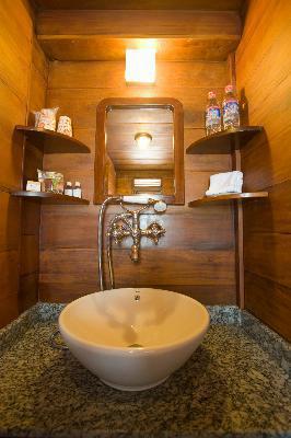 Phòng tắm trên tàu Bassac