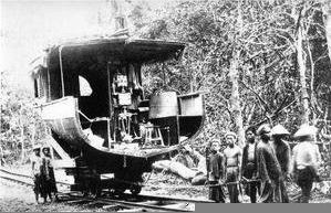 la chaloupe Hàm Luông, tronçonnée, montée sur rails au Sud de l'île de Khône en Octobre 1893"