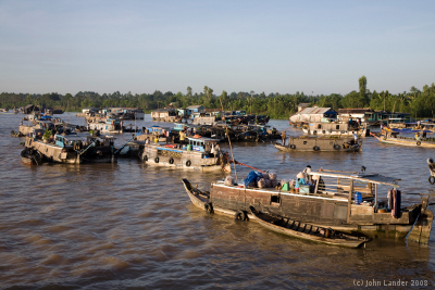 Marché flottant de Trà Ôn, au petit matin. Photo: John Lander, 2008